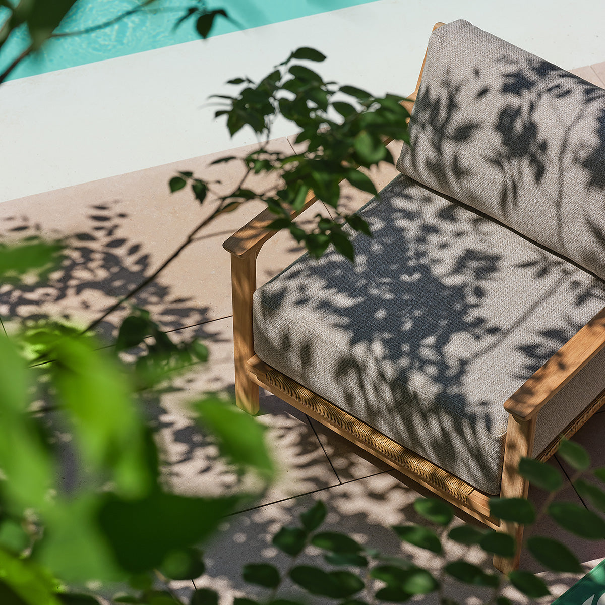 Berah Getah Piana fauteuil jardin teck coussins gris chiné