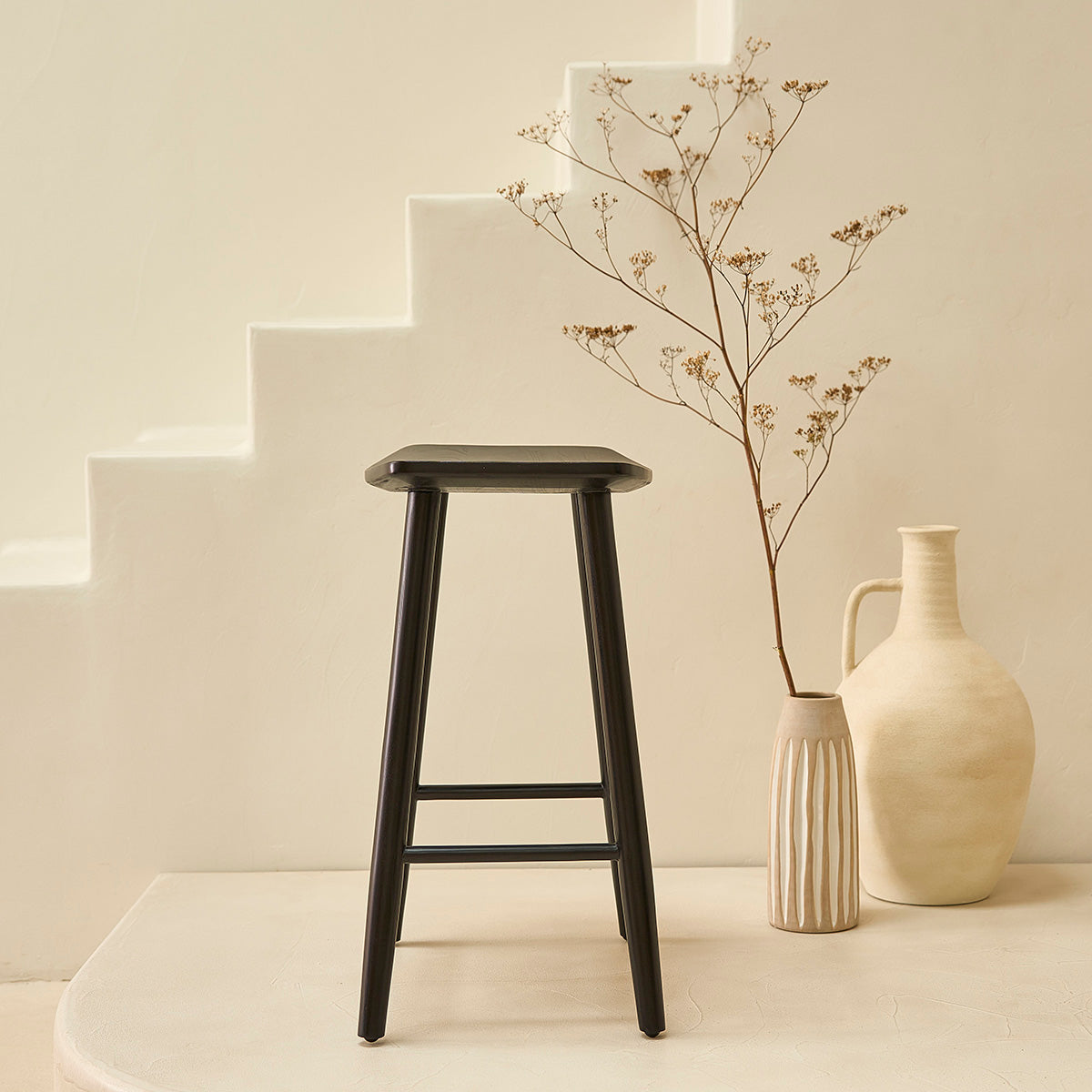Berah Getah Ambre lot 2 tabourets bar teck noir 65 cm