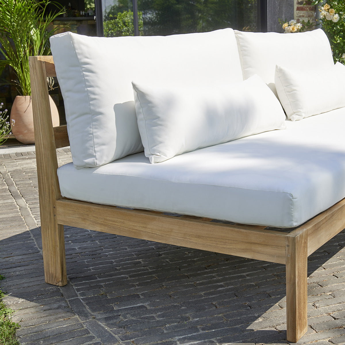 Berah Getah Palma salon bas jardin teck blanc coussins