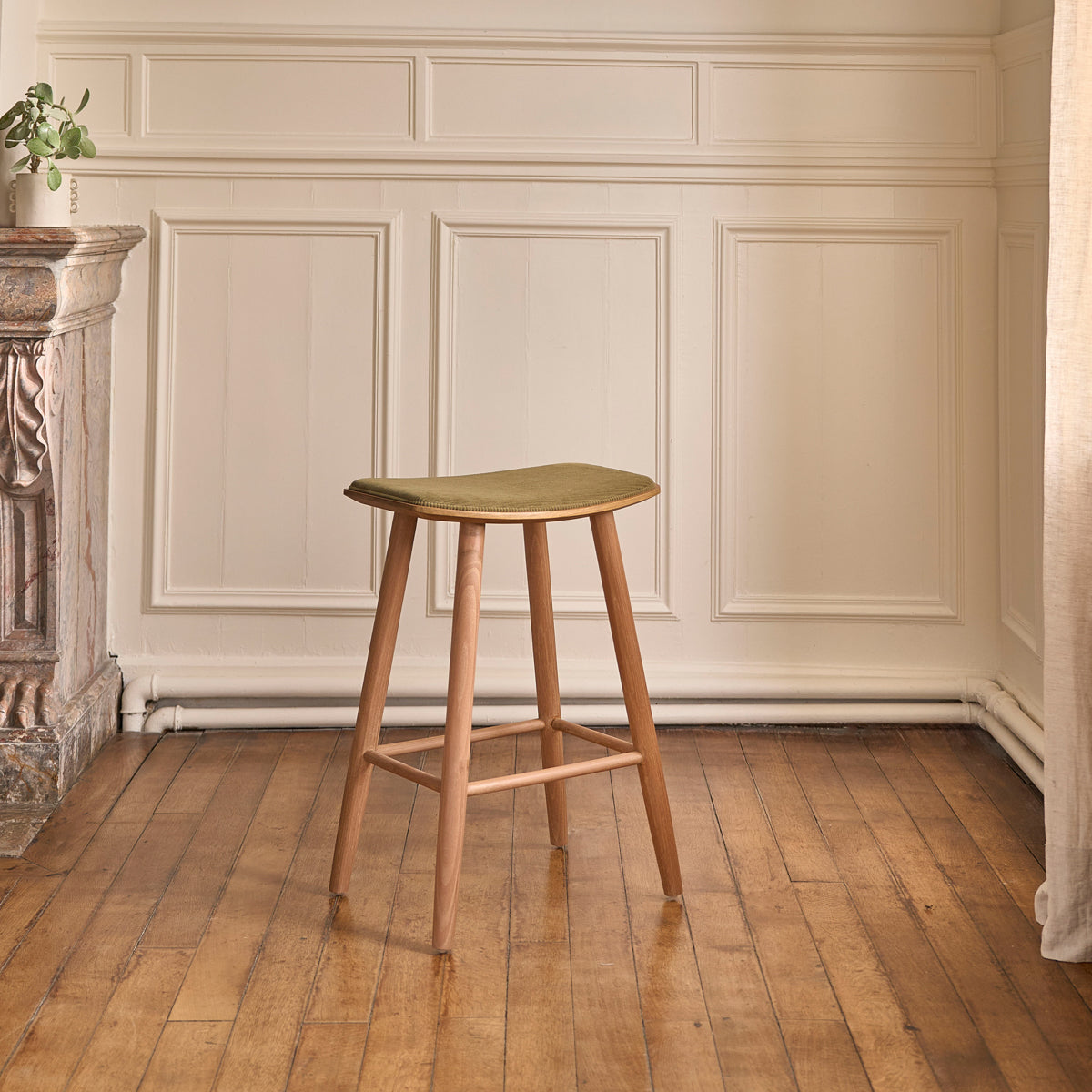 Berah Getah Ambre tabouret bar teck velours kaki 65 cm