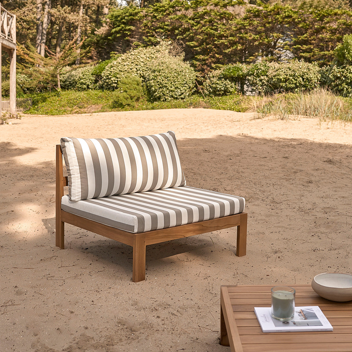 Berah Getah Palma fauteuil jardin teck tissu rayé blanc taupe
