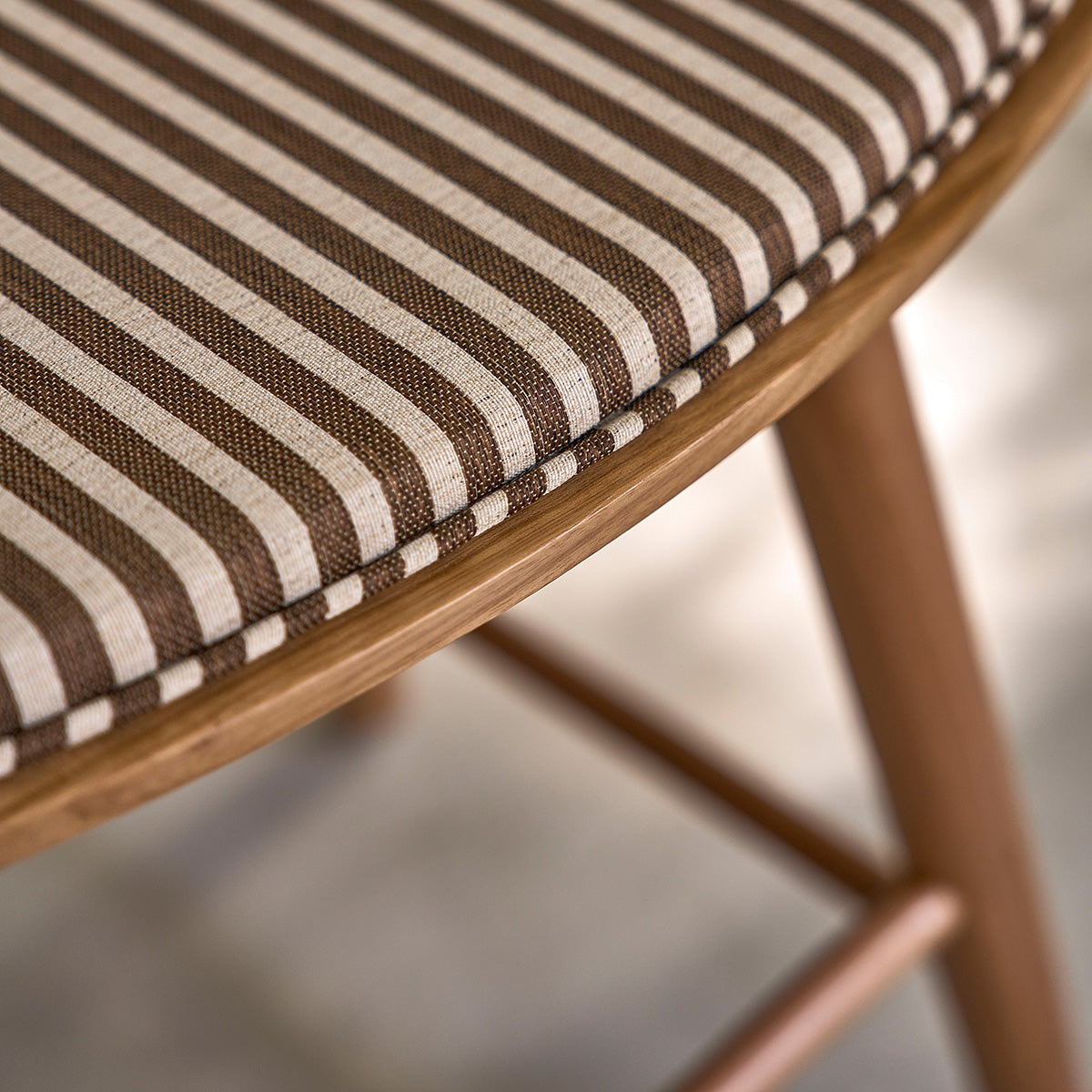 Berah Getah Ambre lot 2 tabourets teck rayures 45cm