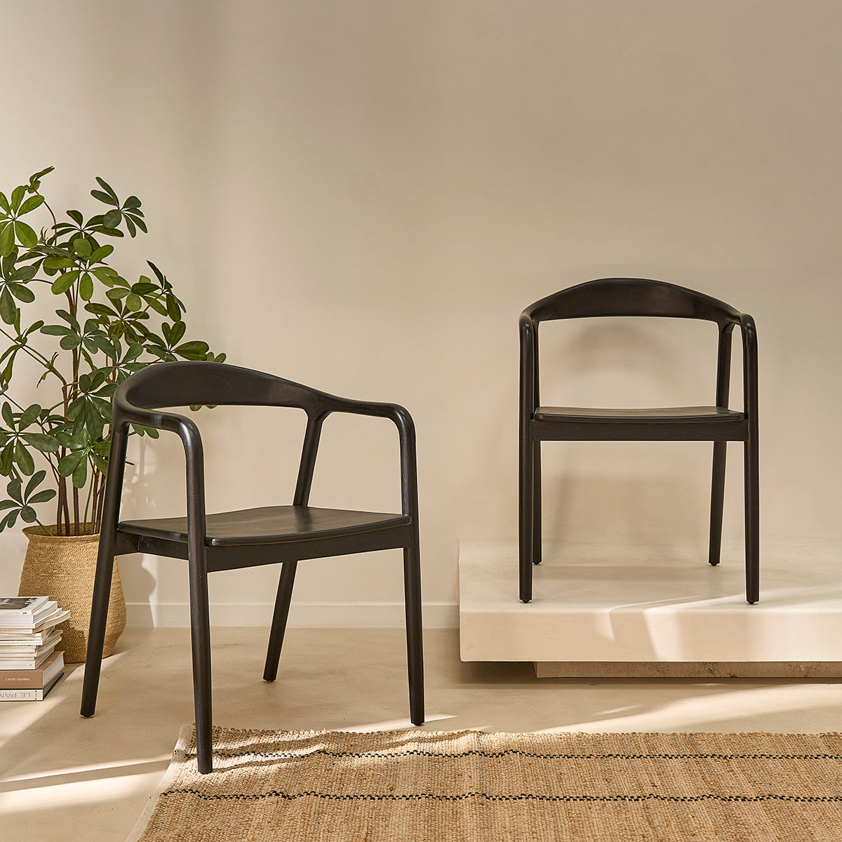Berah Getah Ambre lot 2 chaises teck massif noires accoudoirs
