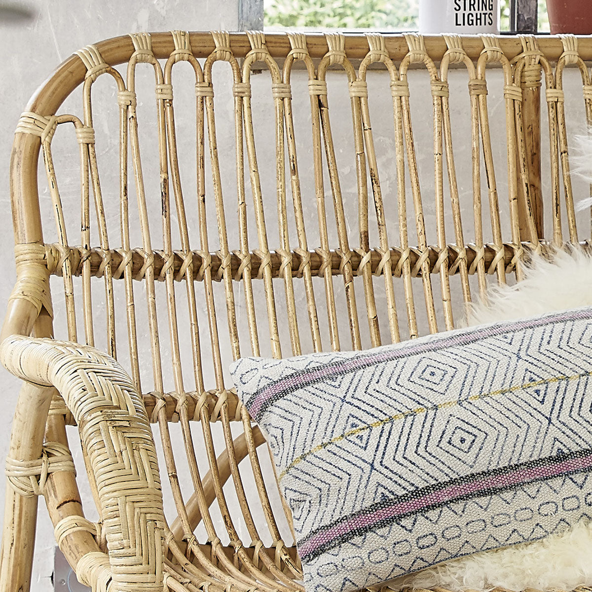 Berah Getah Paola banquette rotin naturel vintage coussin