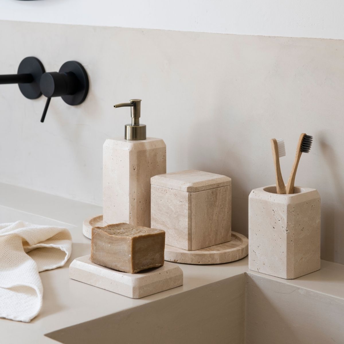 Andrea House Baño porte-savon marbre travertin mains