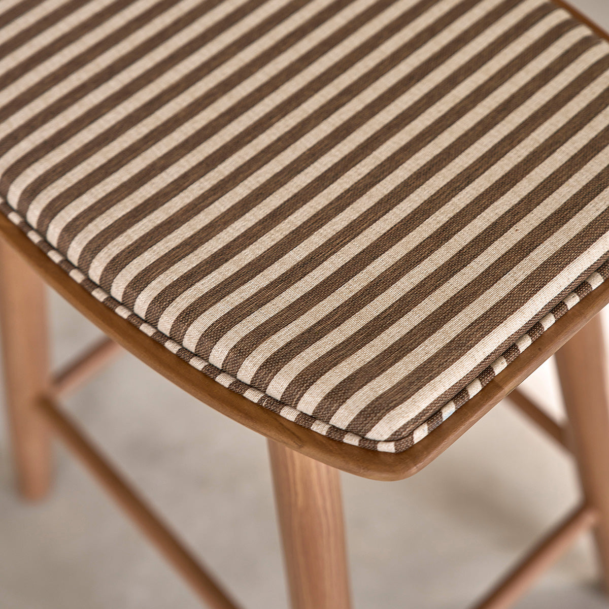 Berah Getah Ambre lot 2 tabourets teck rayures 65 cm