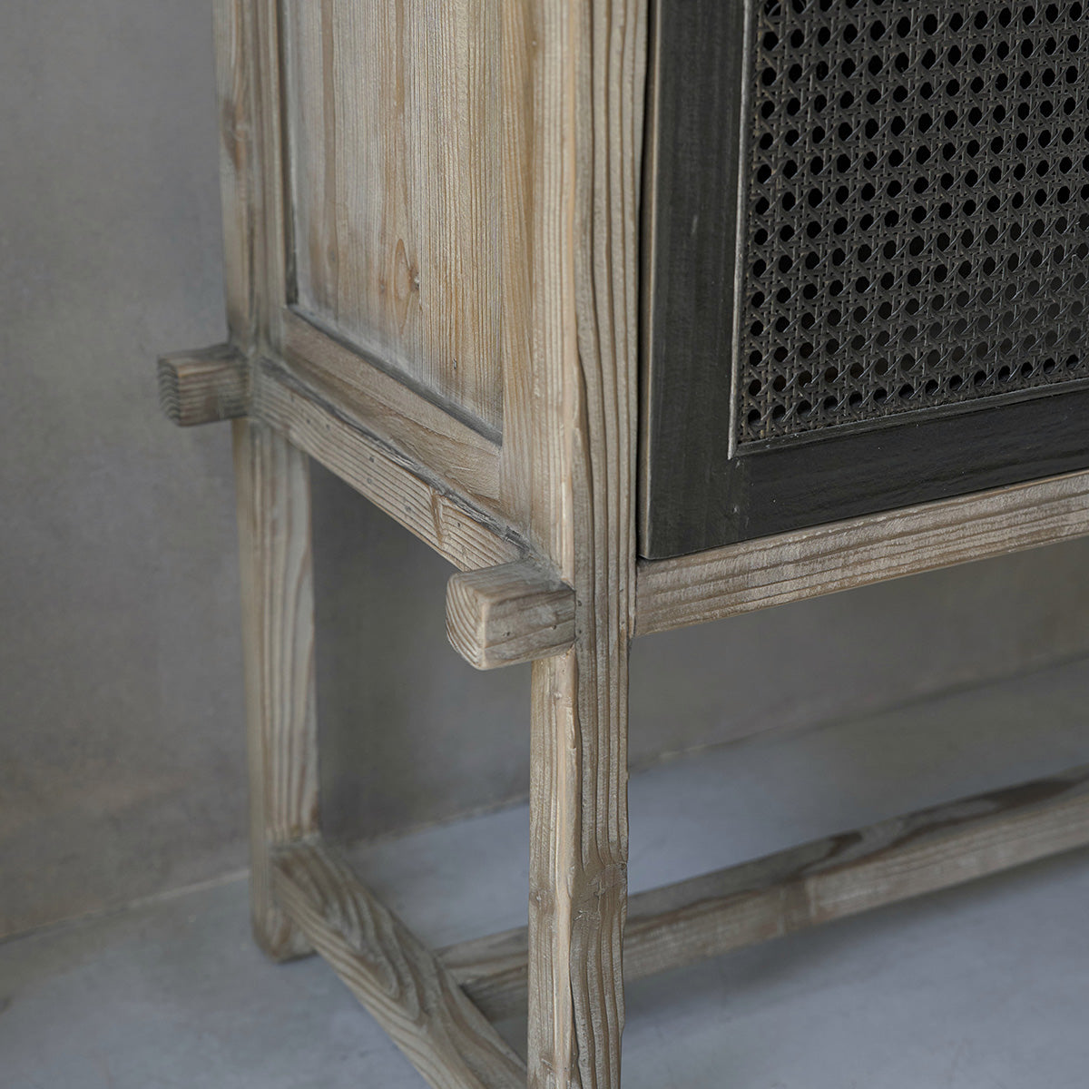 Berah Getah JUNKO armoire 166 cm pin recyclé cannage