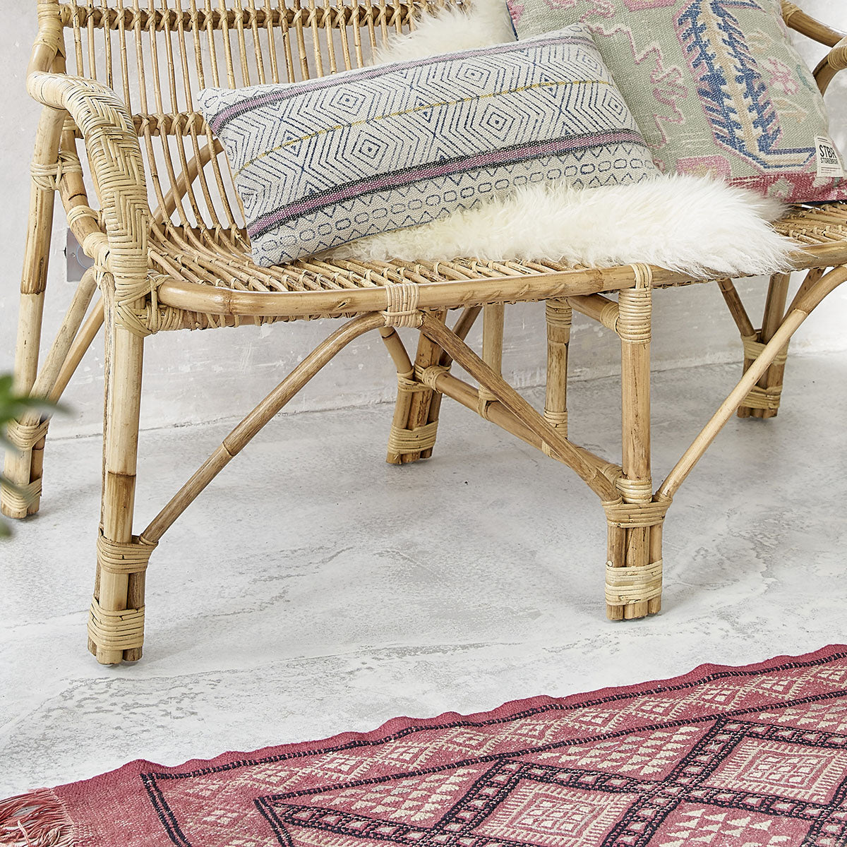 Berah Getah Paola banquette rotin naturel vintage coussin