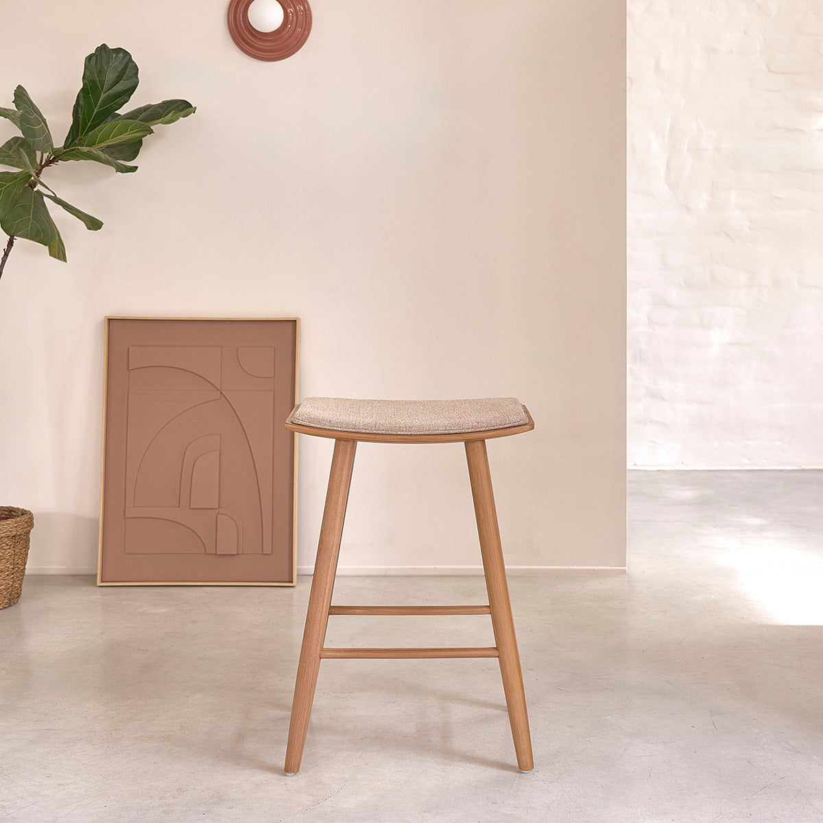 Berah Getah Ambre tabouret de bar teck velours grège 65 cm