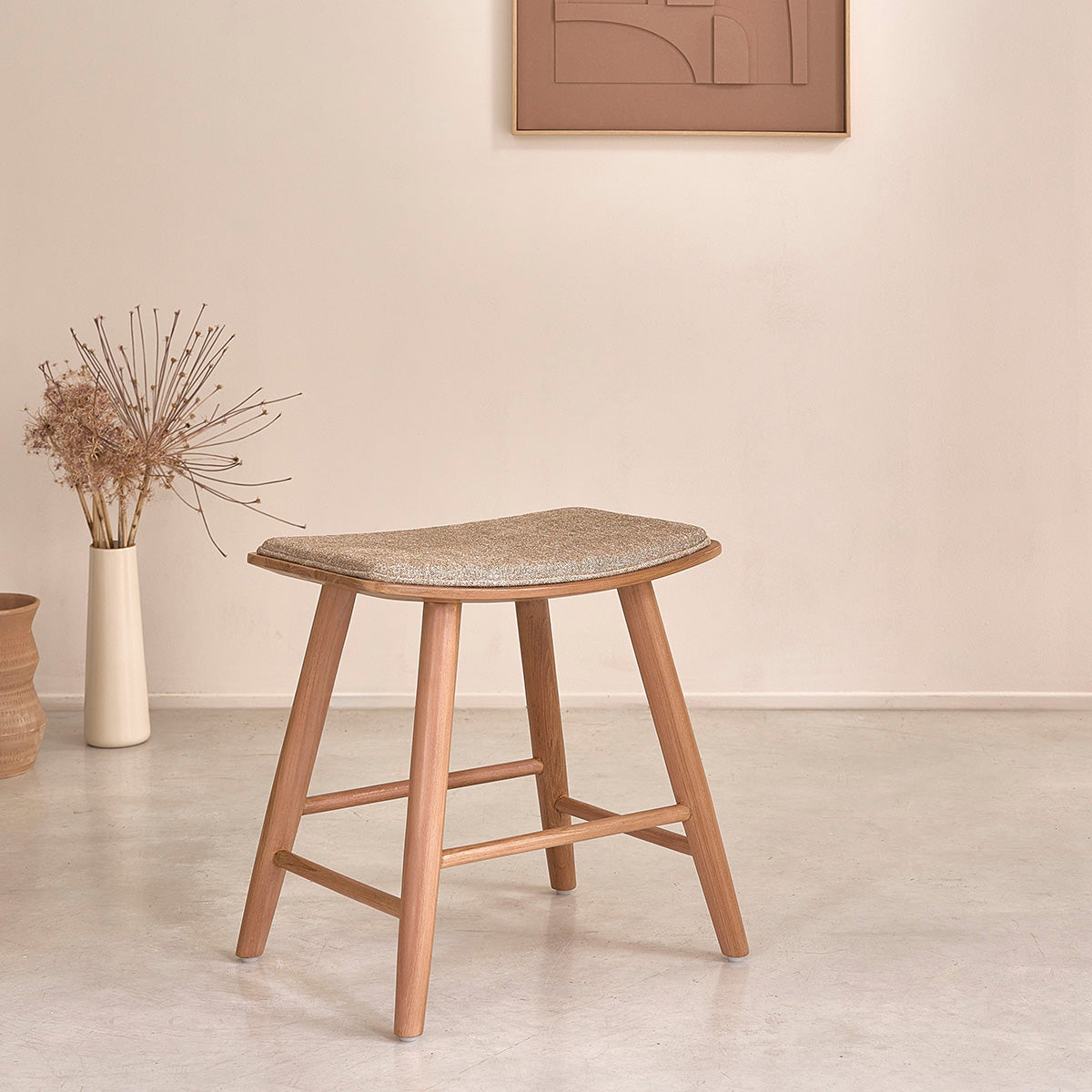 Berah Getah AMBRE tabouret teck velours grège 45 cm