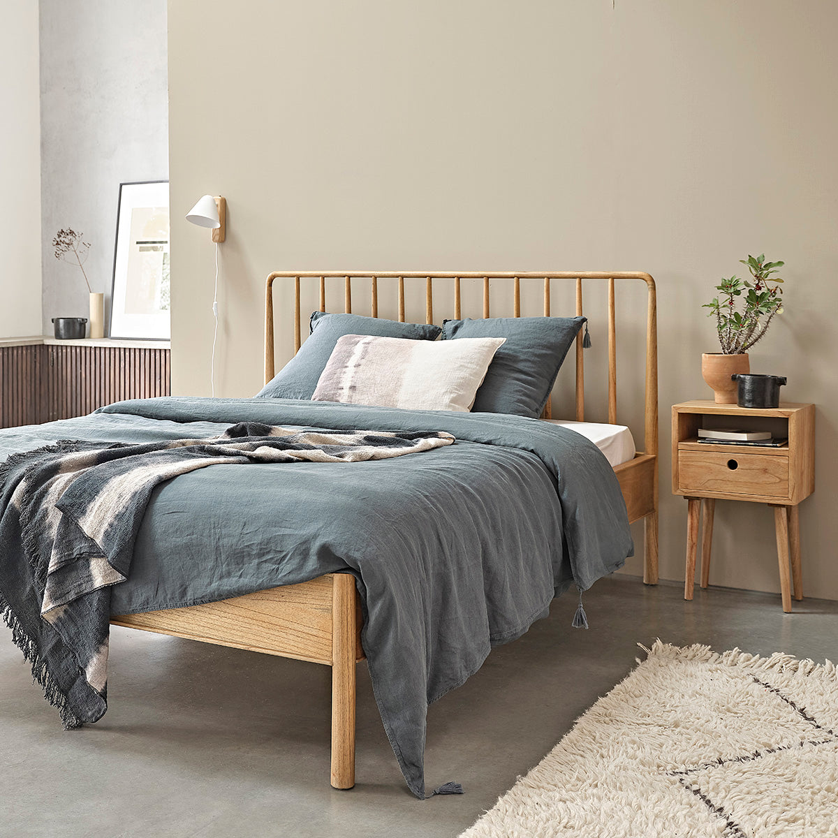 Berah Getah Esmee table de chevet mindi massif 65 cm