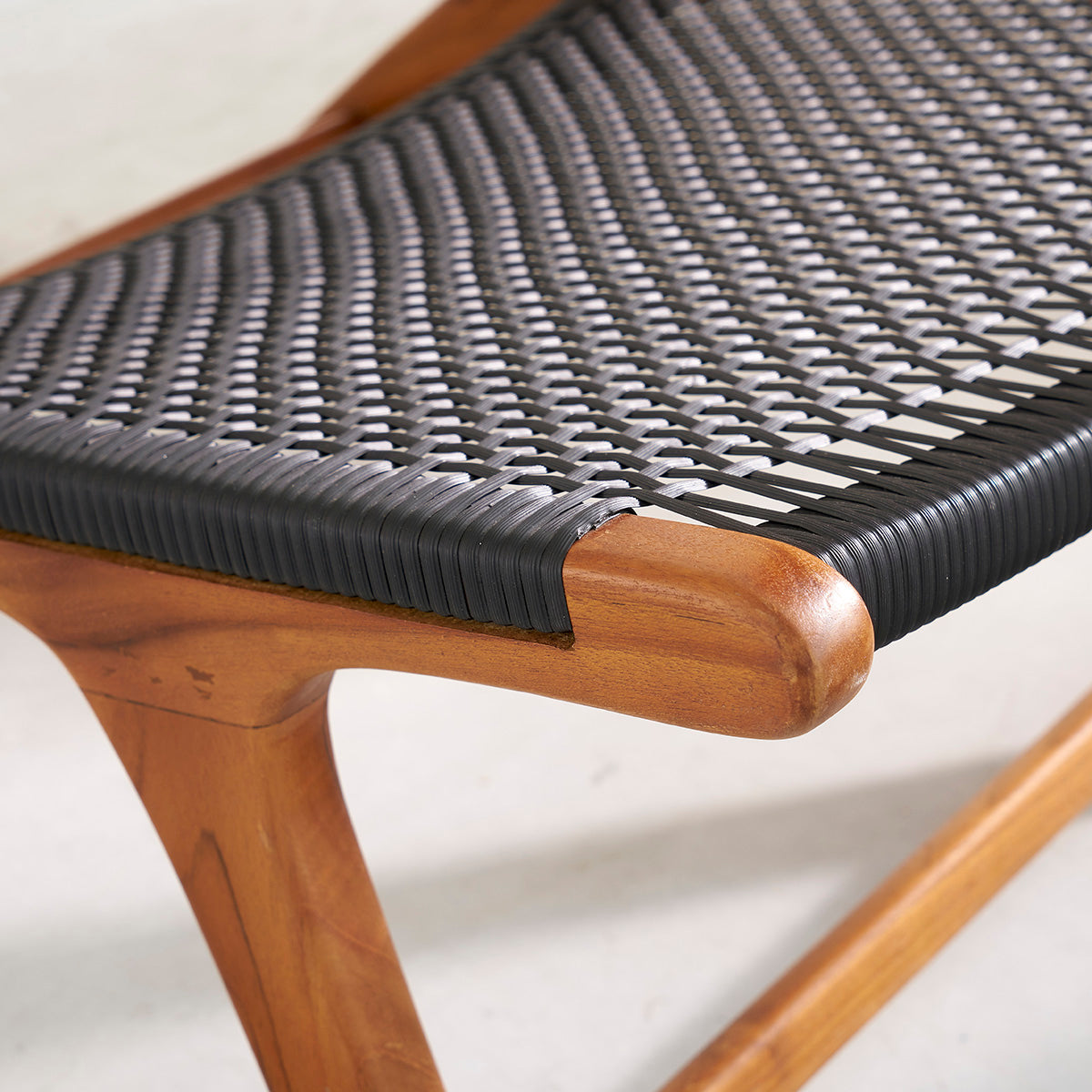 Berah Getah Lina fauteuil teck teinté tissage noir salon