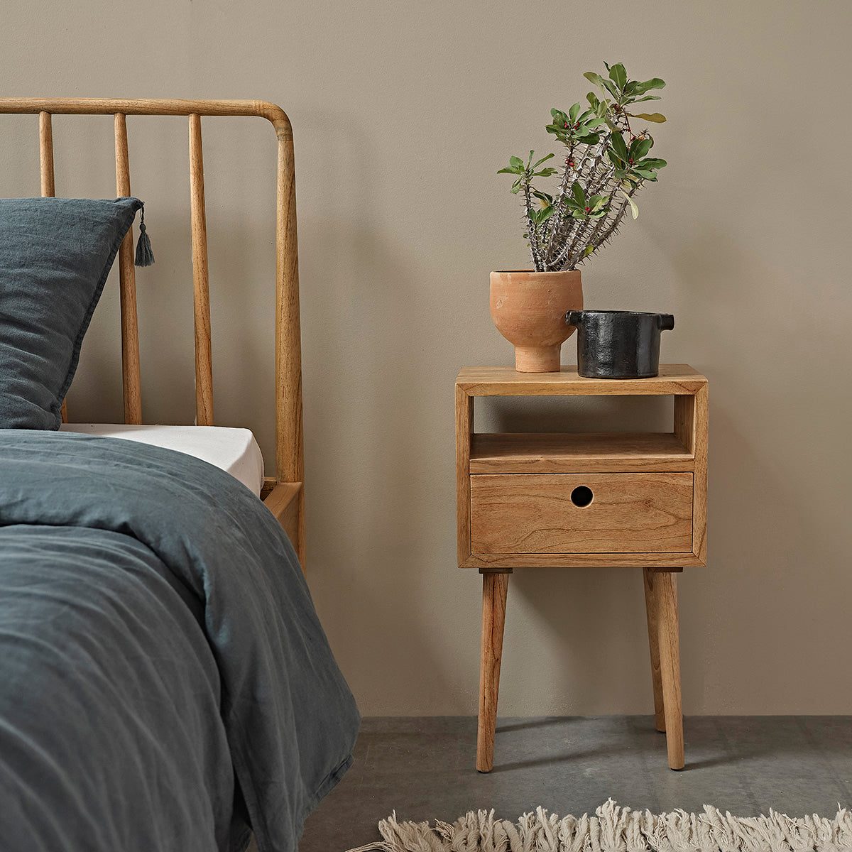 Berah Getah Esmee table de chevet mindi massif 65 cm