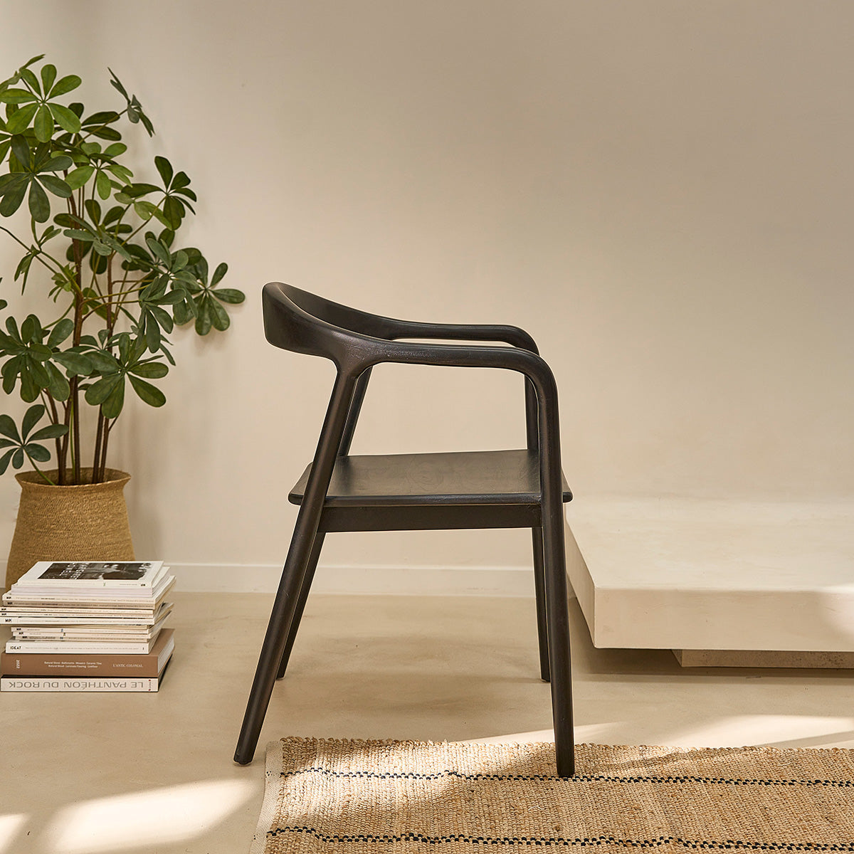 Berah Getah Ambre lot 2 chaises teck massif noires accoudoirs