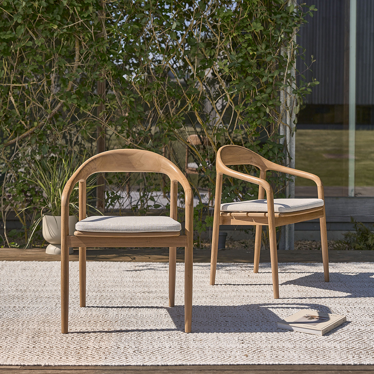 Berah Getah Ambre salon jardin teck 8 pers coussins grège
