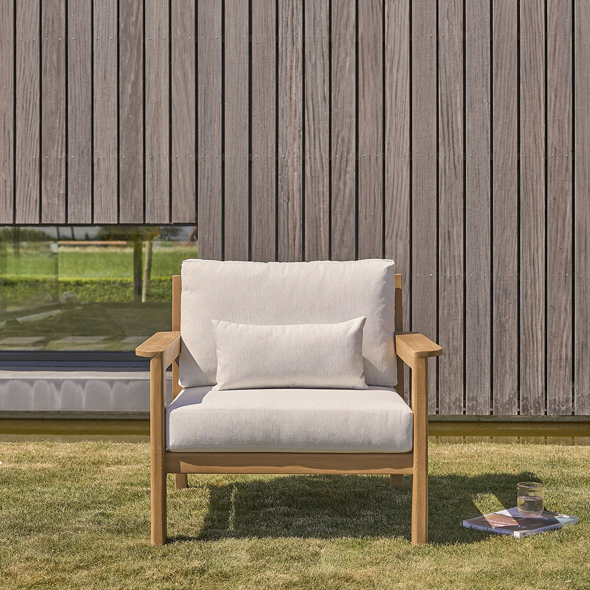 Berah Getah Maora fauteuil jardin teck coussins grège