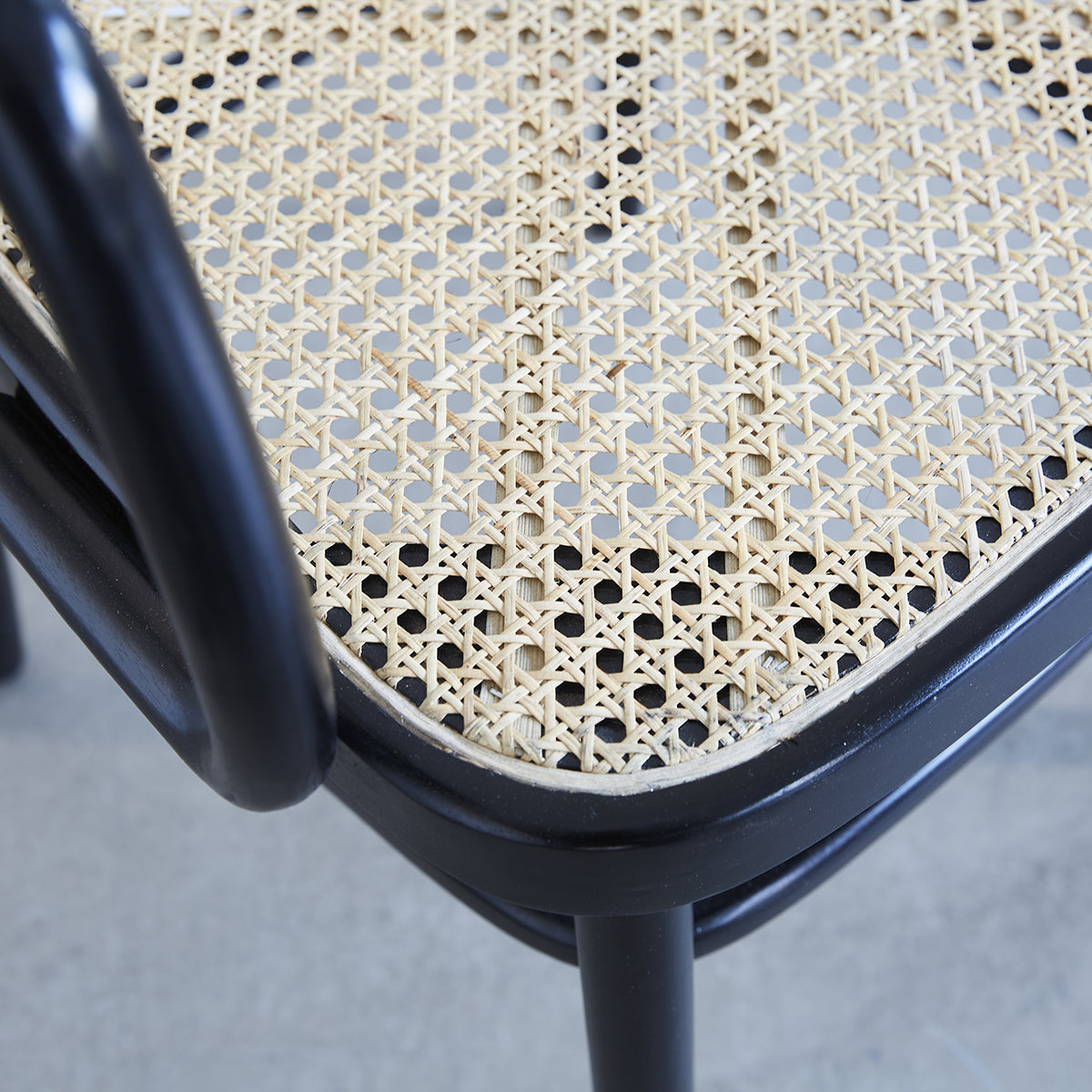 Berah Getah Aron lot 2 chaises accoudoirs acajou cannage