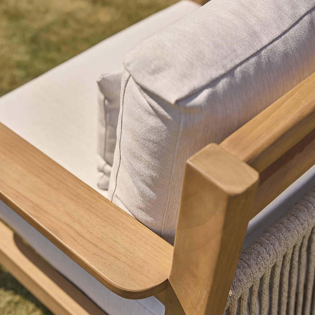 Berah Getah Maora fauteuil jardin teck coussins grège