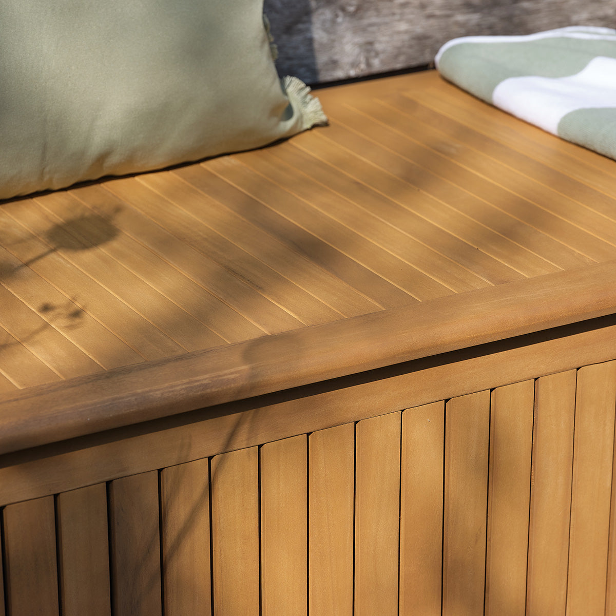 Berah Getah Milos coffre de jardin acacia huilé assise