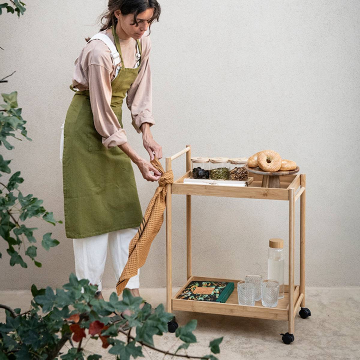 Andrea House desserte beige en bambou à roulettes