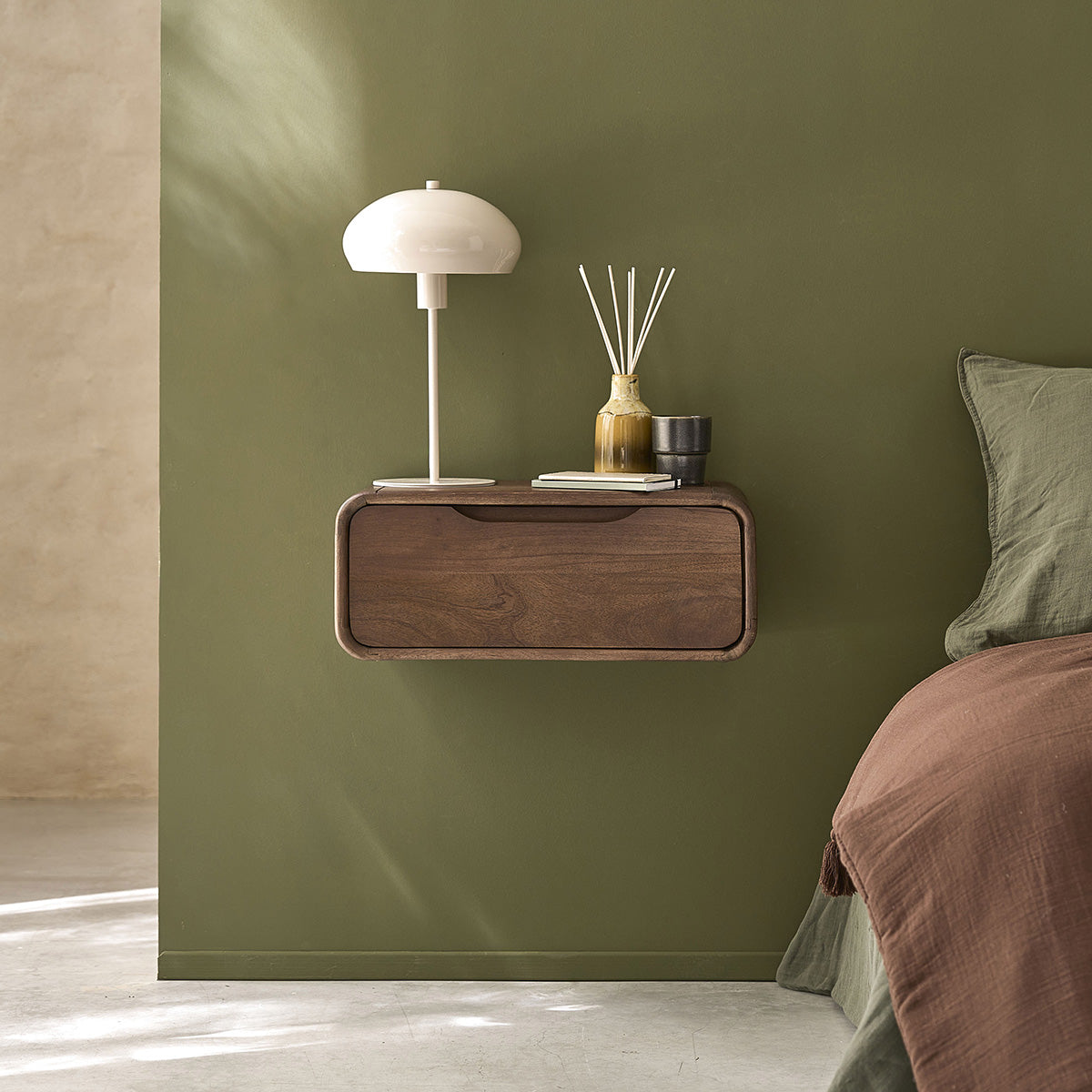 Berah Getah Sofia Table de chevet suspendue 50 cm noyer