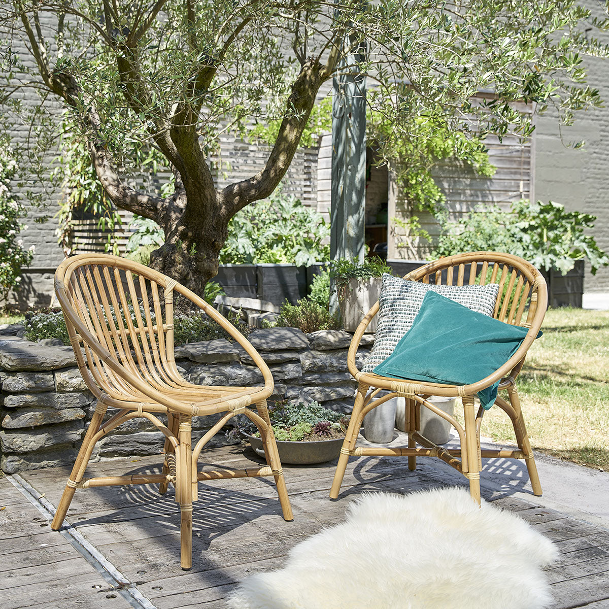 Berah Getah Paola lot 2 fauteuils rotin naturel coussin