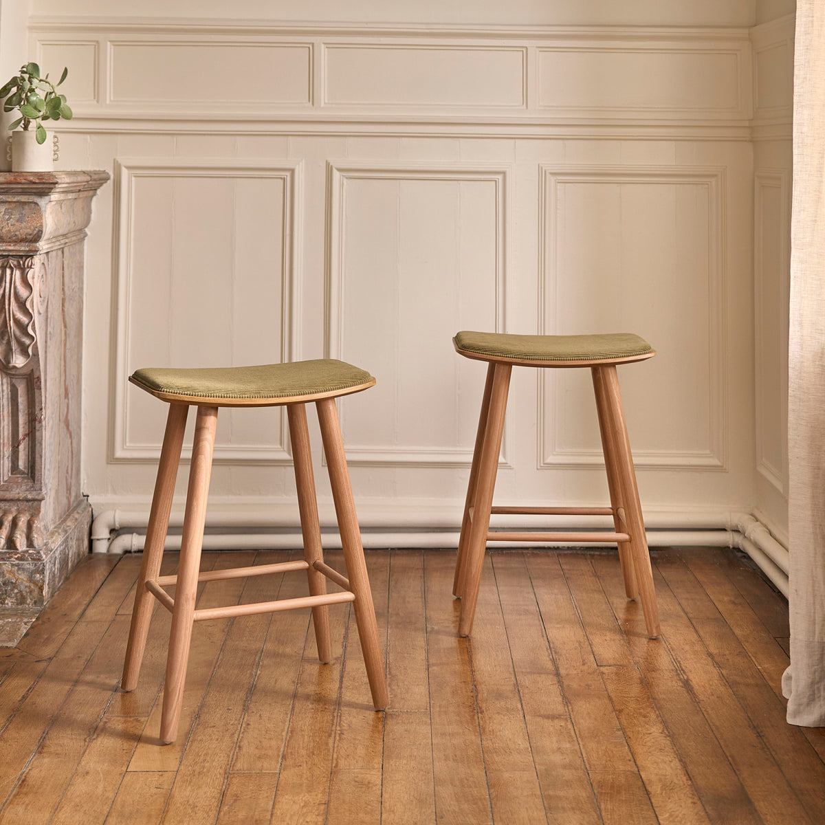 Berah Getah Ambre lot 2 tabourets bar teck 65 cm