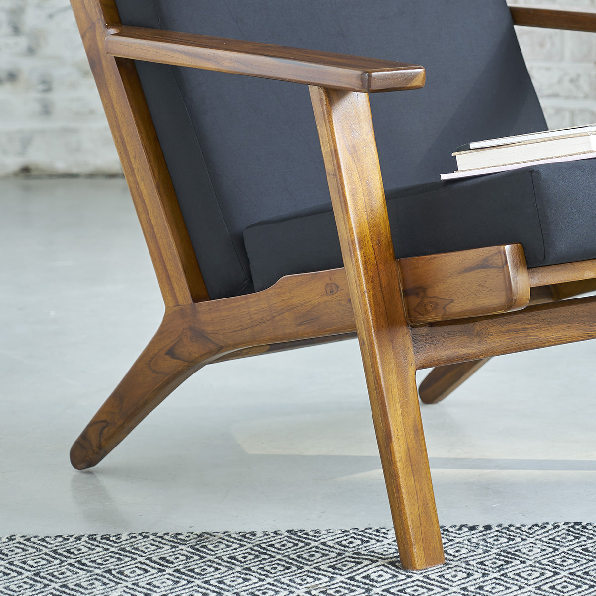 Berah Getah Auguste fauteuil scandinave teck coussins noirs