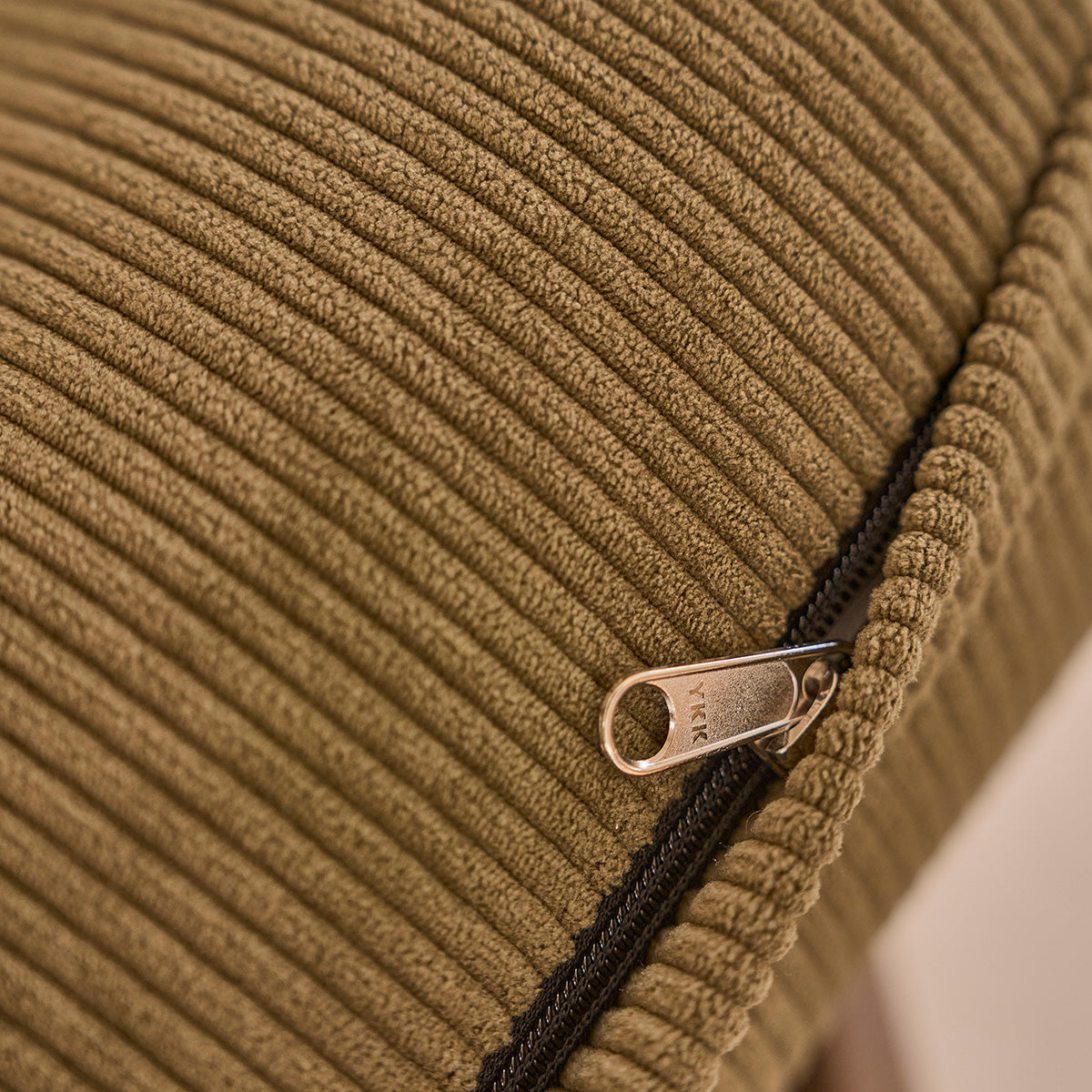 Berah Getah Achille fauteuil mindi velours vert olive
