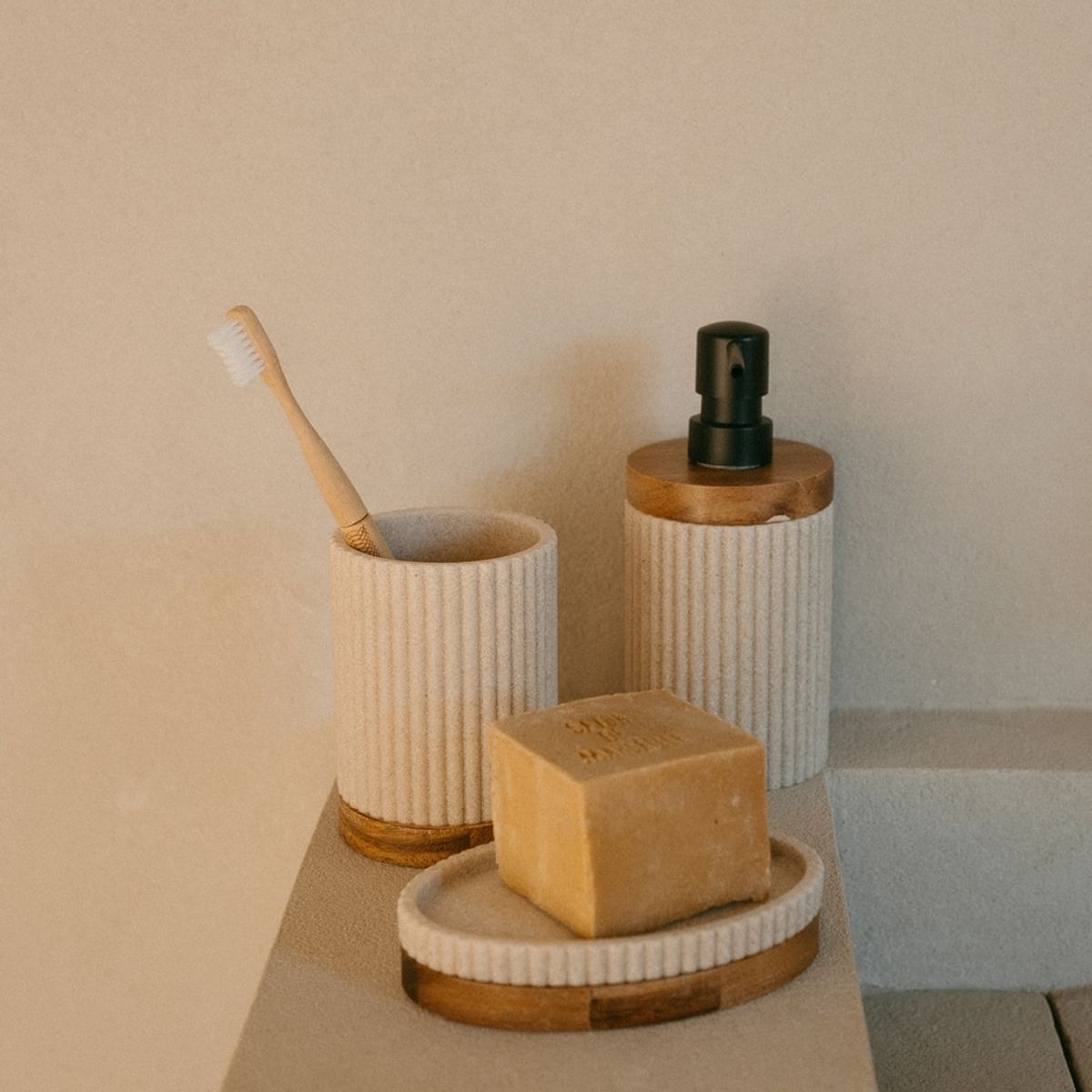 Andrea House porte-brosses bois résine beige