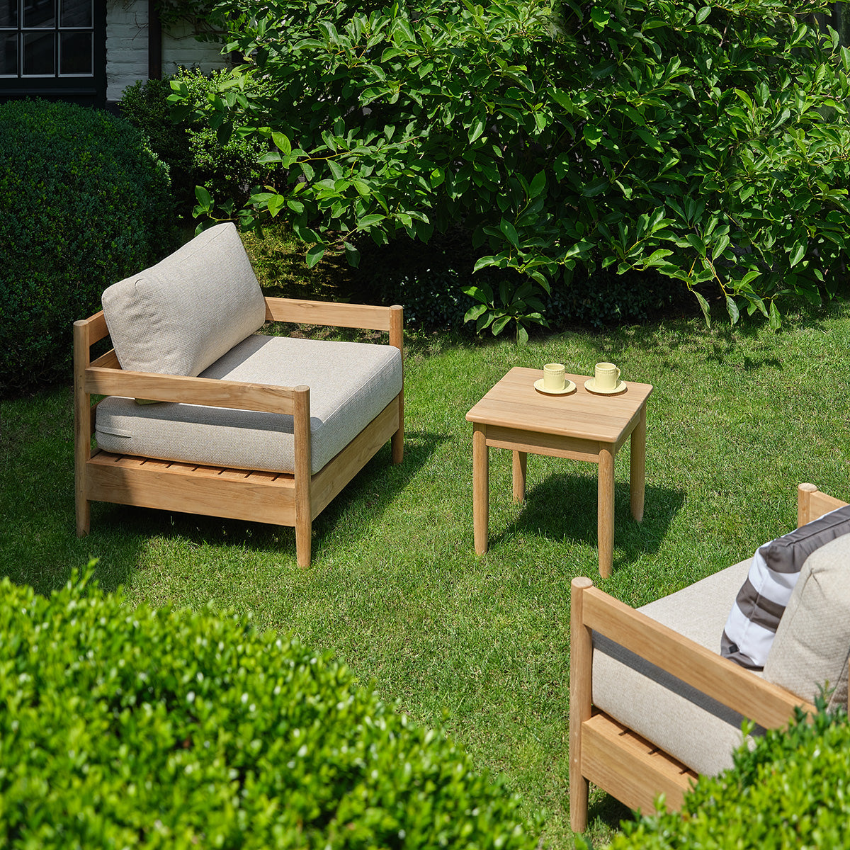 Berah Getah CALVI salon bas teck 2 pers. coussins beige chiné