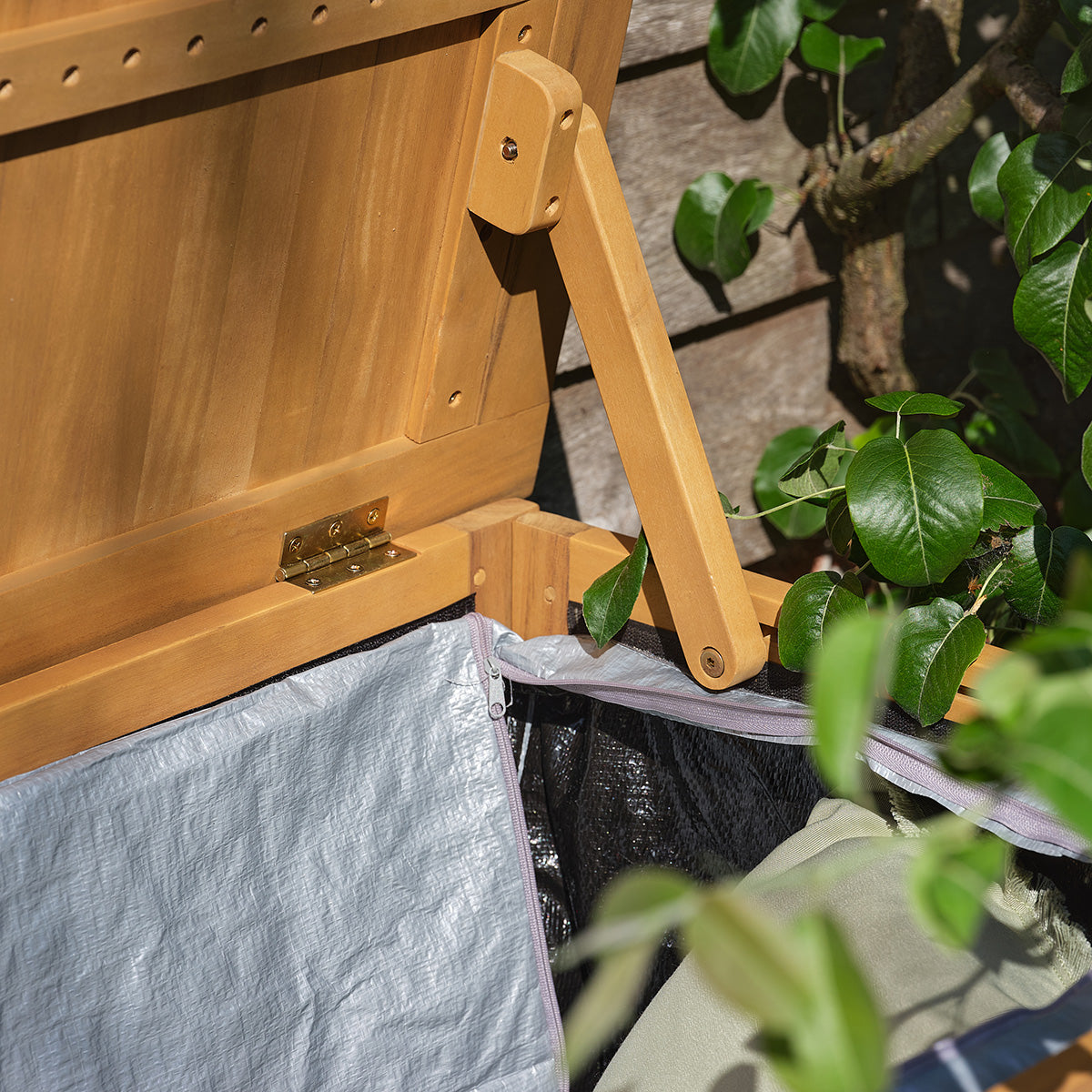 Berah Getah Milos coffre de jardin acacia huilé assise
