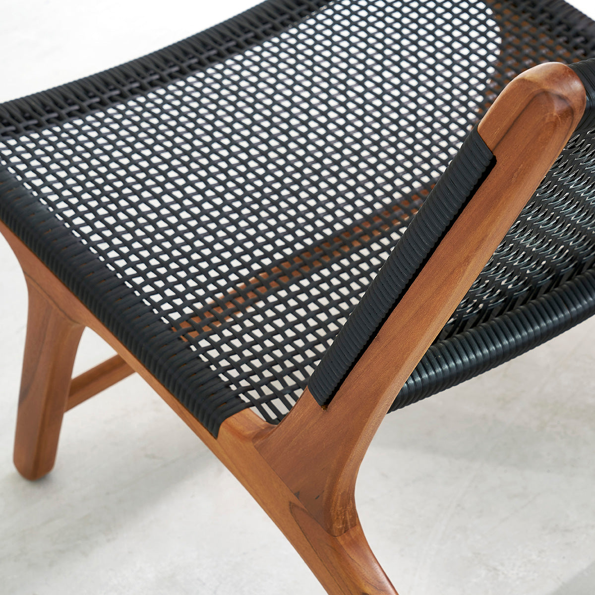 Berah Getah Lina fauteuil teck teinté tissage noir salon