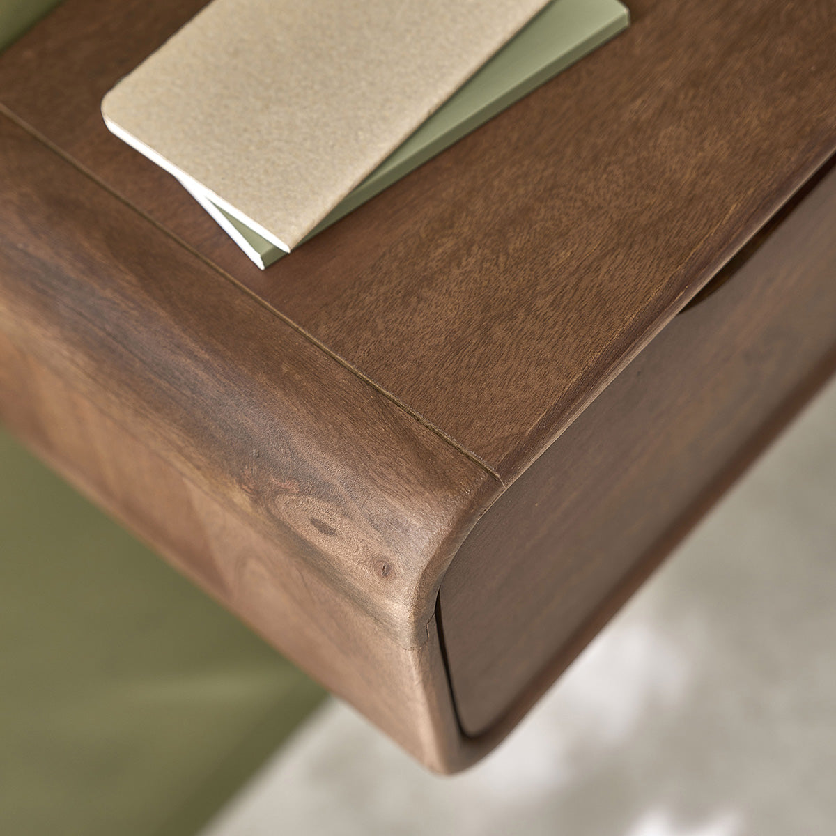 Berah Getah Sofia Table de chevet suspendue 50 cm noyer