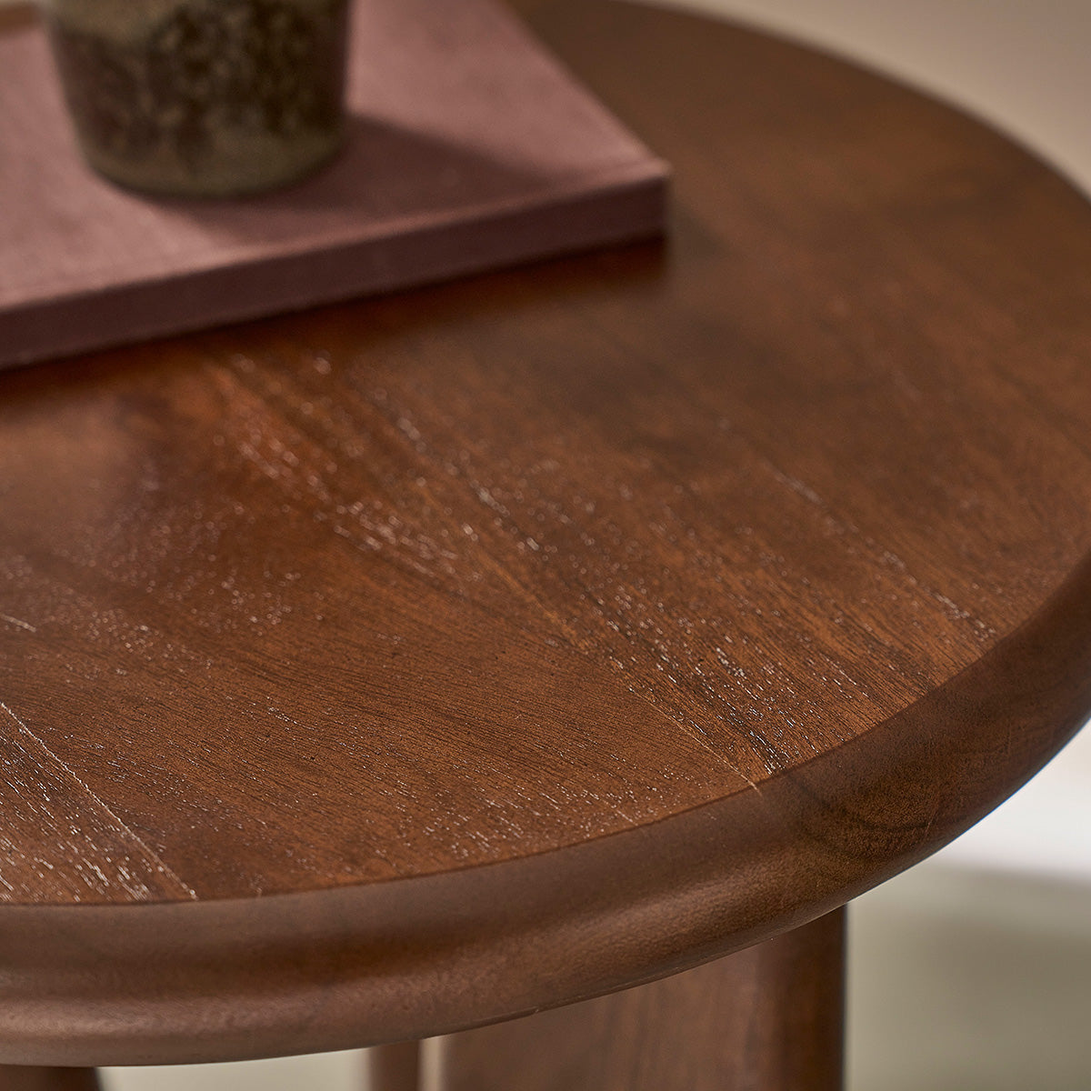 Berah Getah Anna table appoint ronde acacia 3 pieds