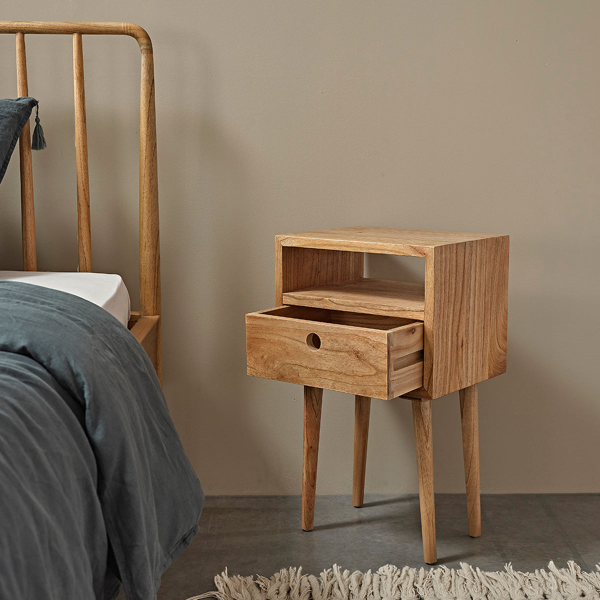 Berah Getah Esmee table de chevet mindi massif 65 cm