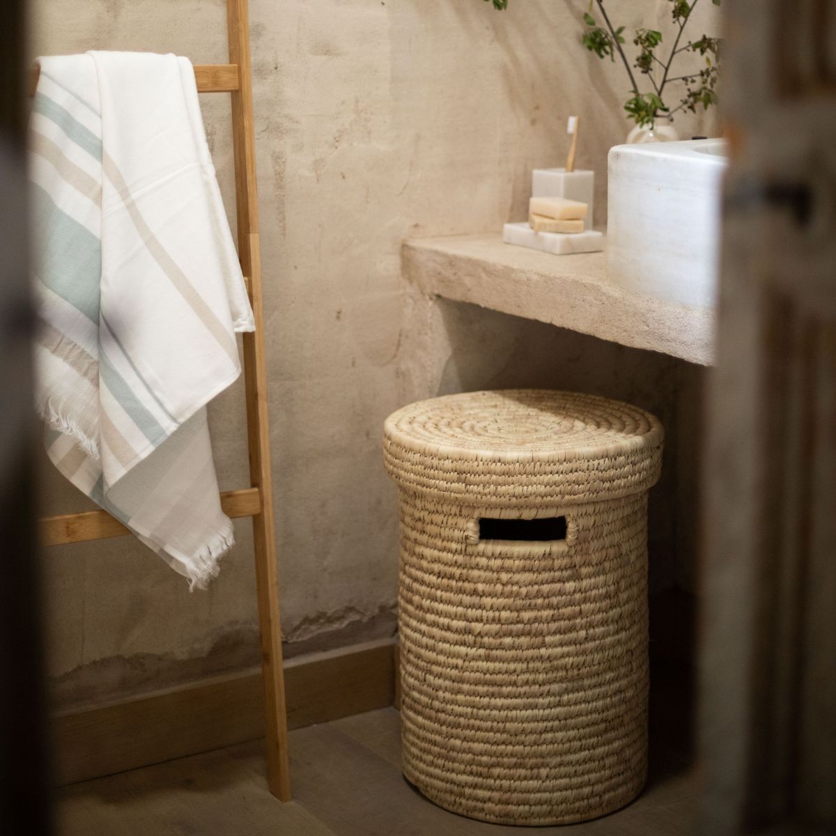 Andrea House échelle bambou beige nordique salle de bain