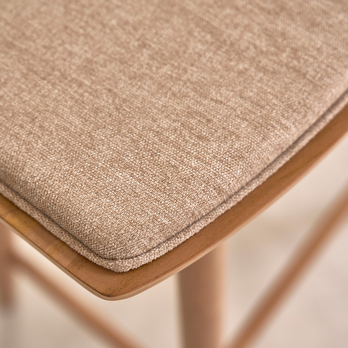 Berah Getah Ambre tabouret de bar teck velours grège 65 cm