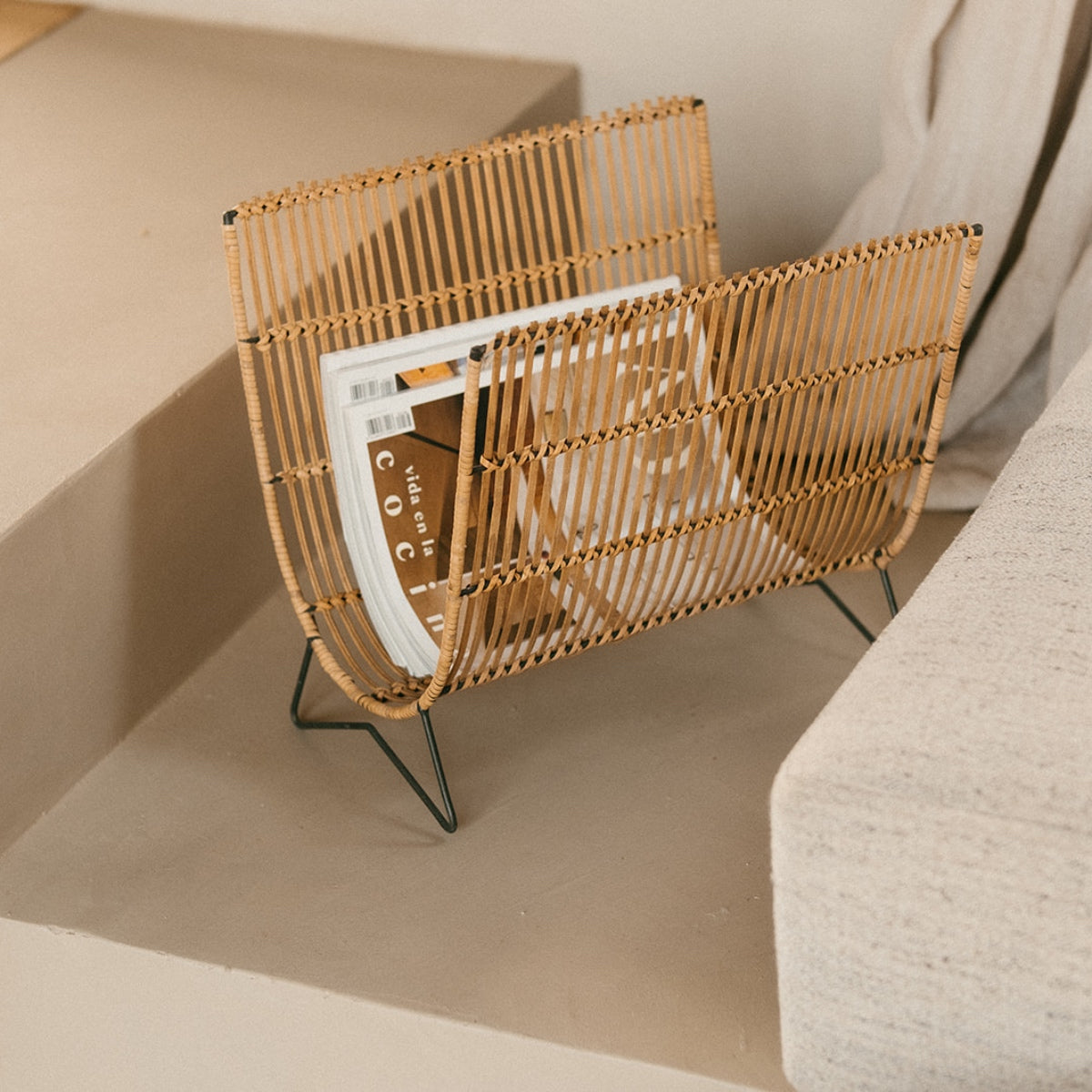 Andrea House Porte-revues bambou marron au sol