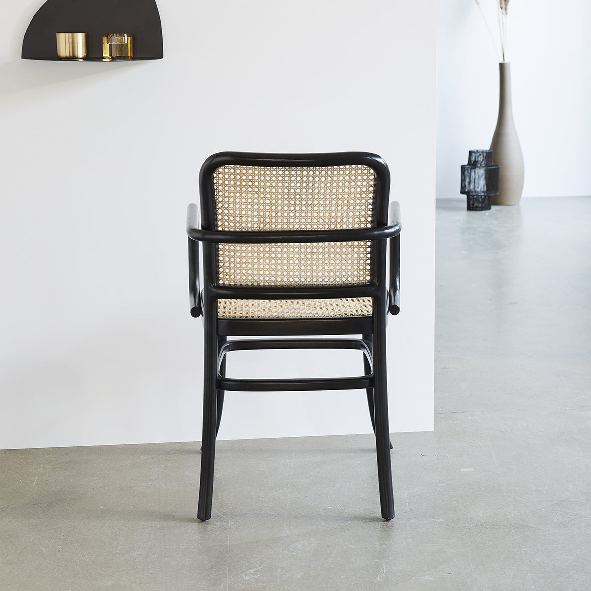 Berah Getah Aron lot 2 chaises accoudoirs acajou cannage