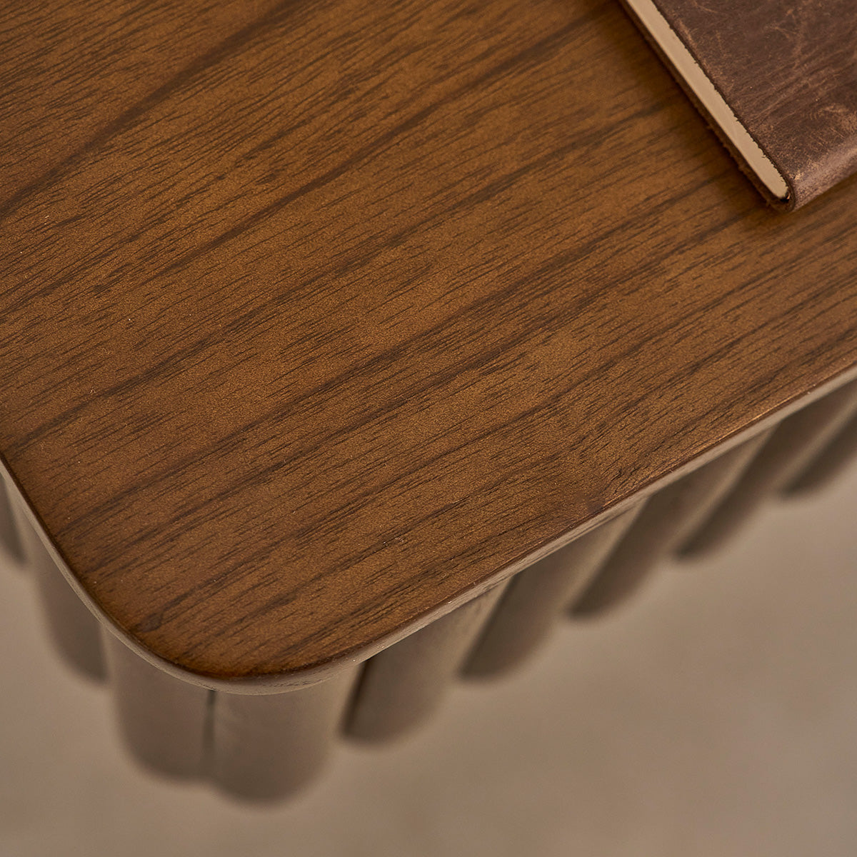 Berah Getah Trinidad table de chevet suspendue 45 cm noyer