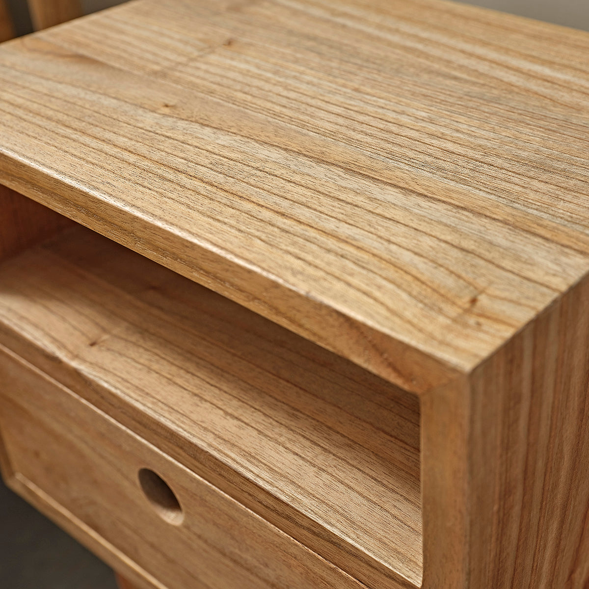 Berah Getah Esmee table de chevet mindi massif 65 cm