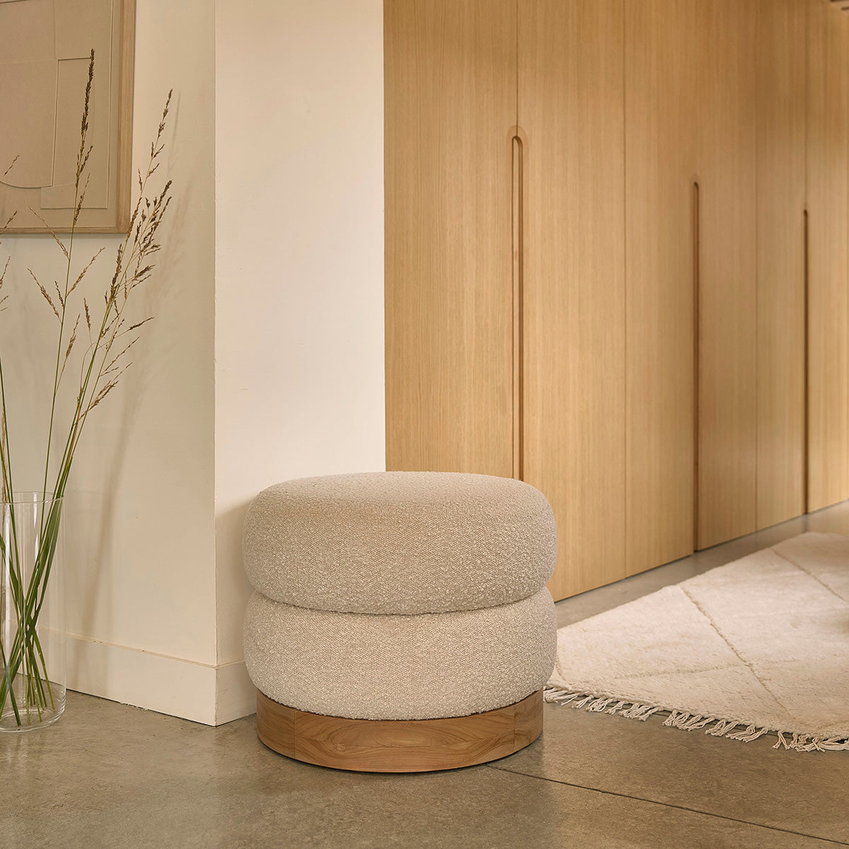 Berah Getah SERENE pouf rond bouclette blanc Ø55 teck