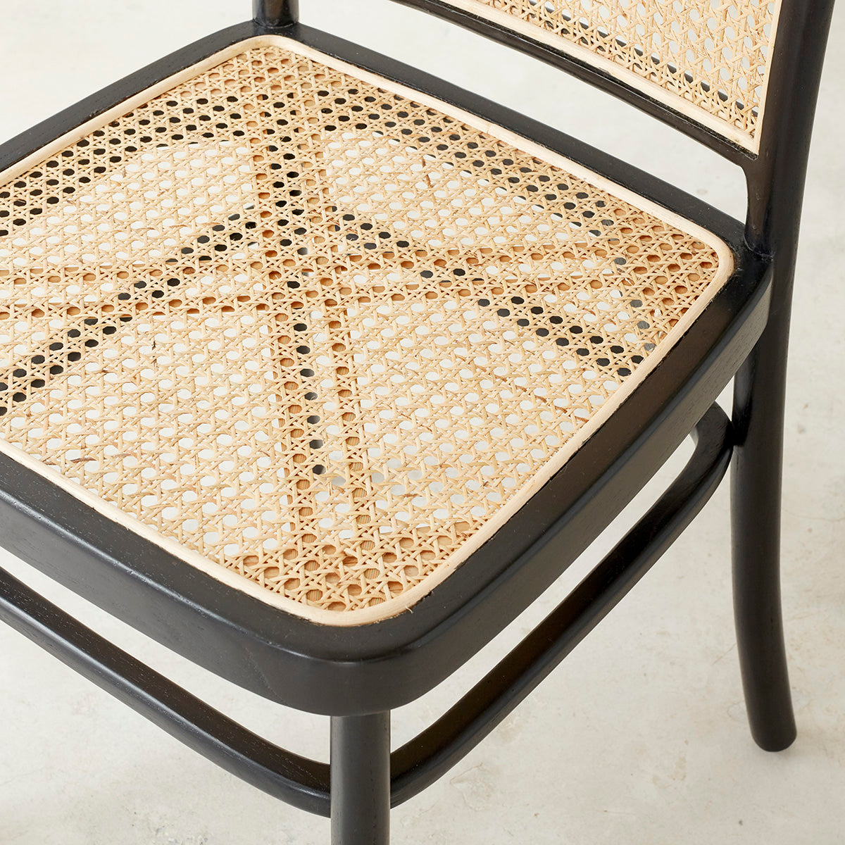 Berah Getah ARON lot 2 chaises acajou cannage noir