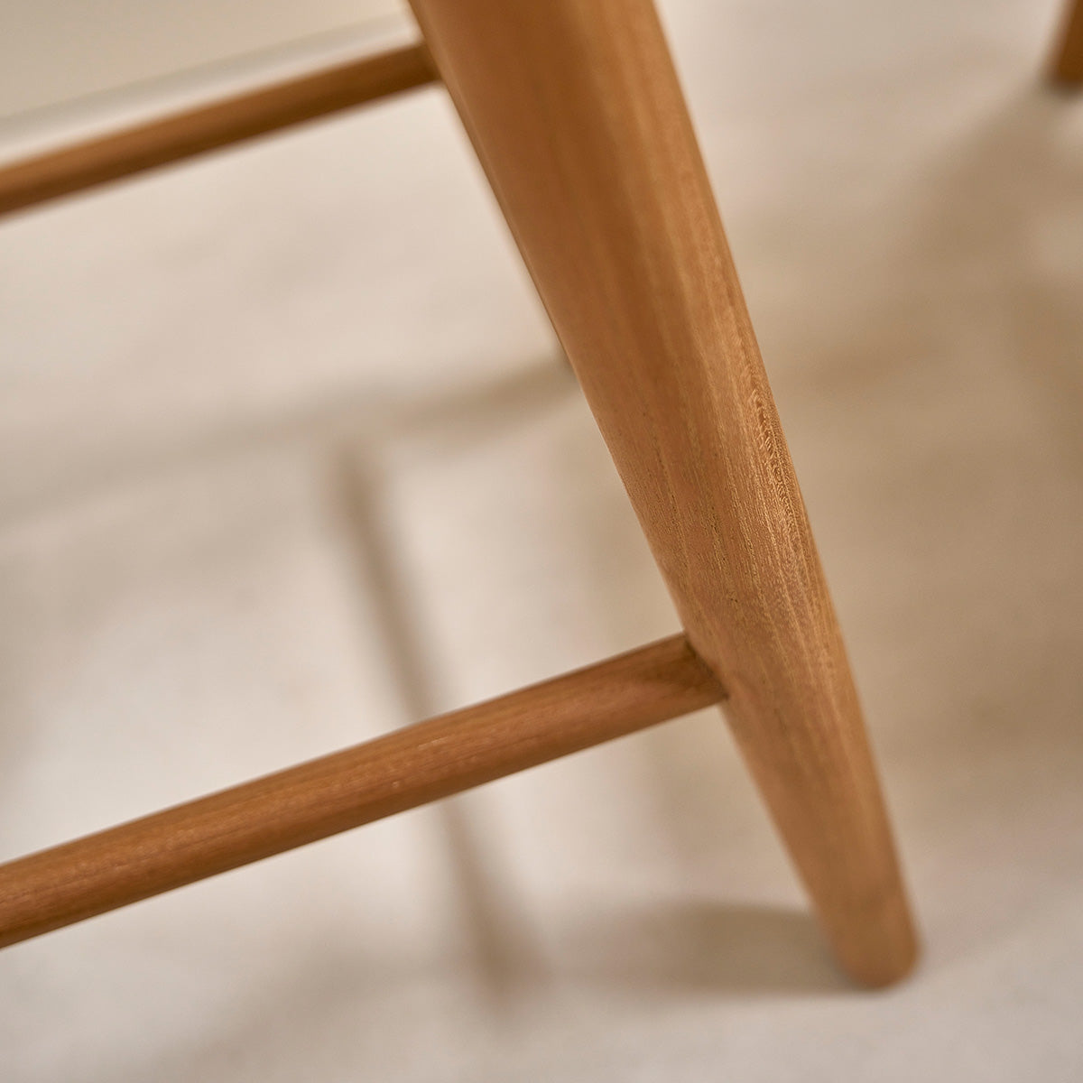 Berah Getah Ambre tabouret de bar teck massif 65 cm