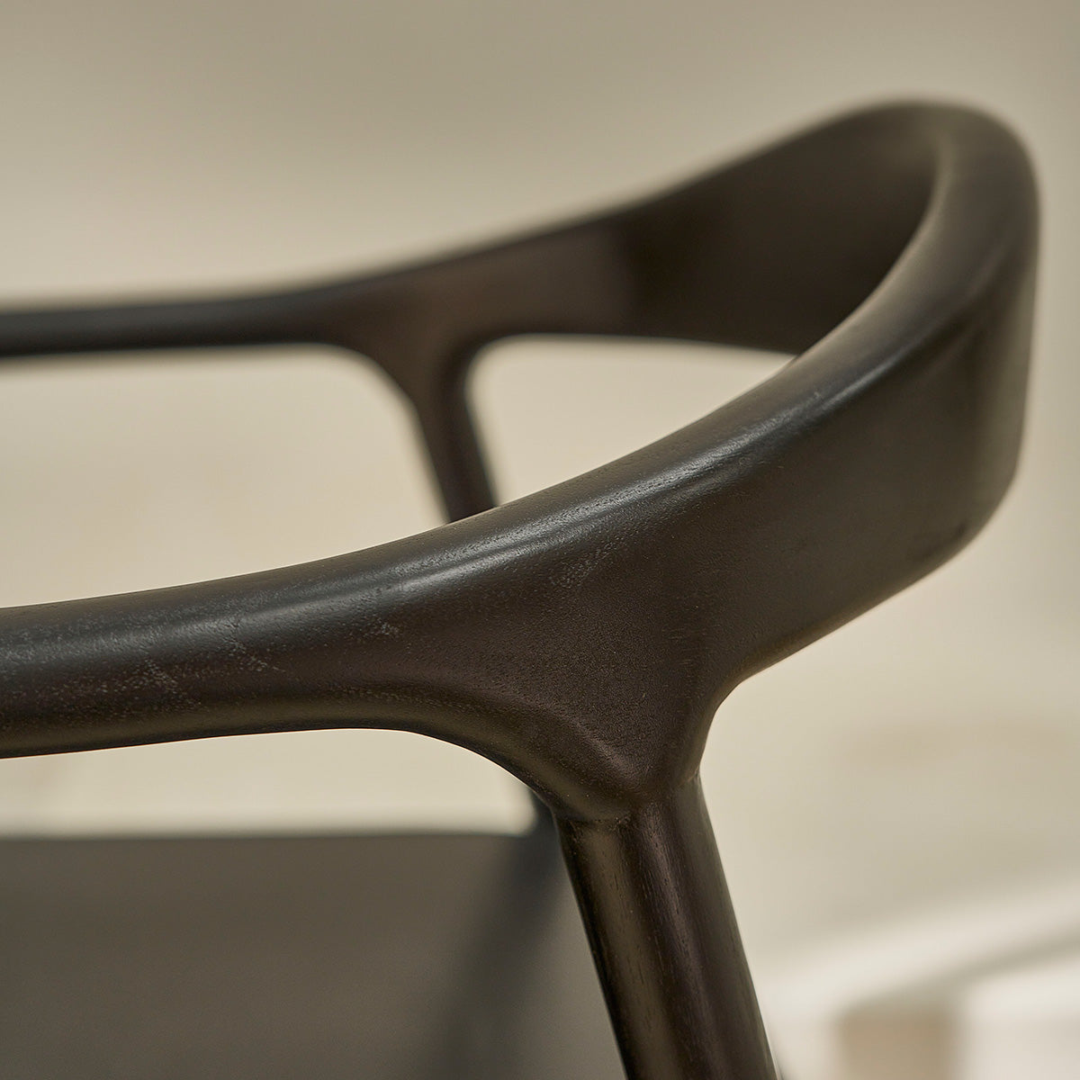 Berah Getah Ambre lot 2 chaises teck massif noires accoudoirs