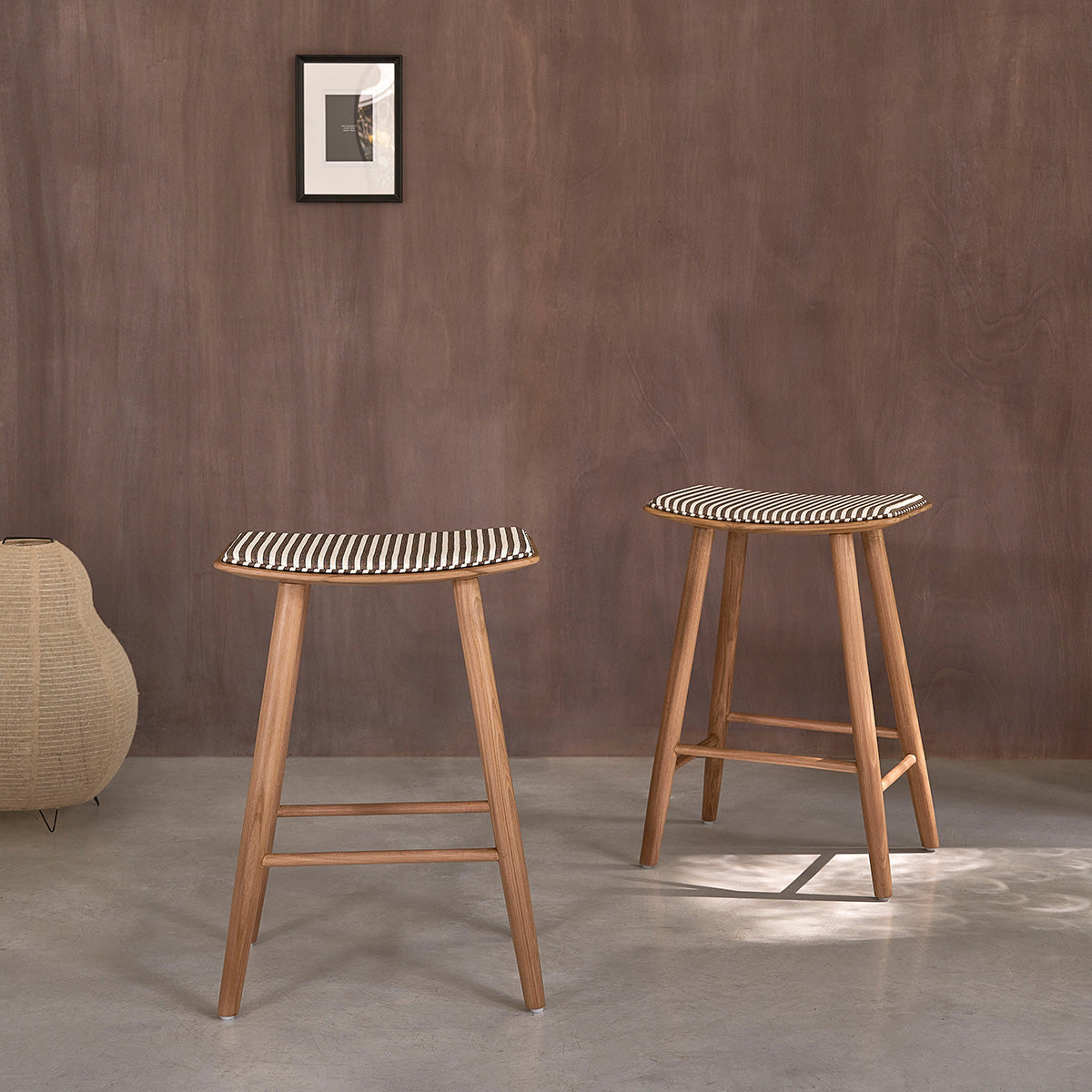 Berah Getah Ambre lot 2 tabourets teck rayures 65 cm
