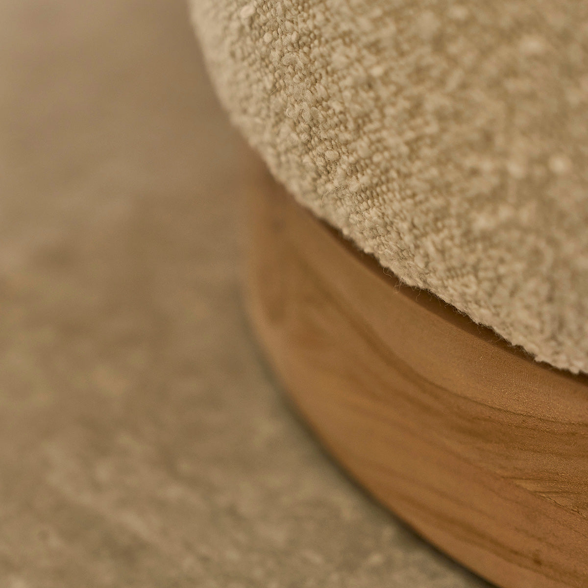 Berah Getah SERENE pouf rond bouclette blanc Ø55 teck