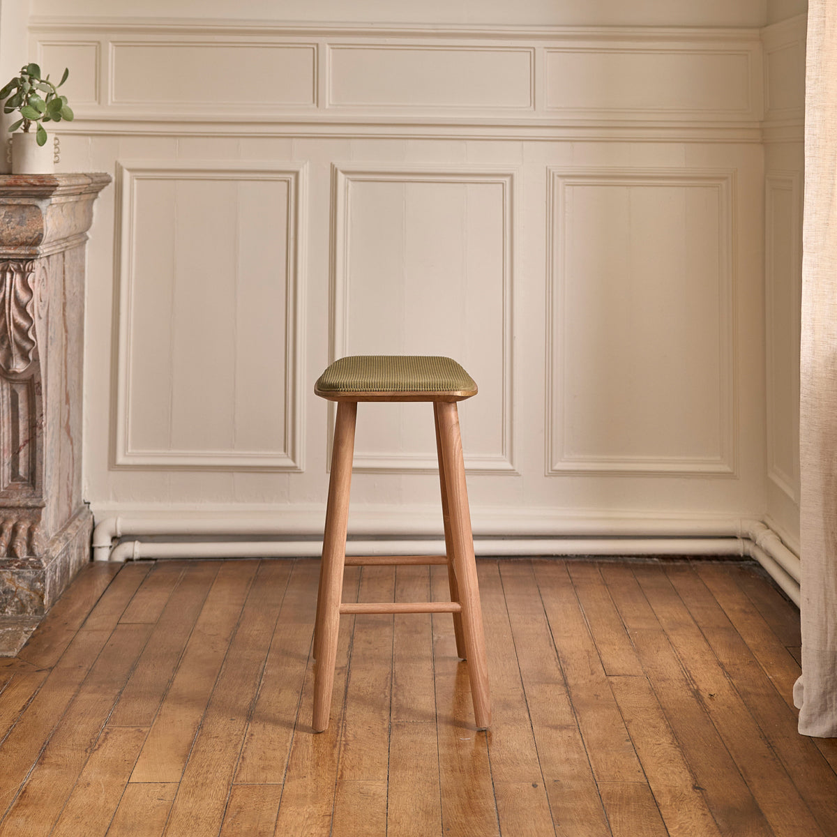 Berah Getah Ambre tabouret bar teck velours kaki 65 cm