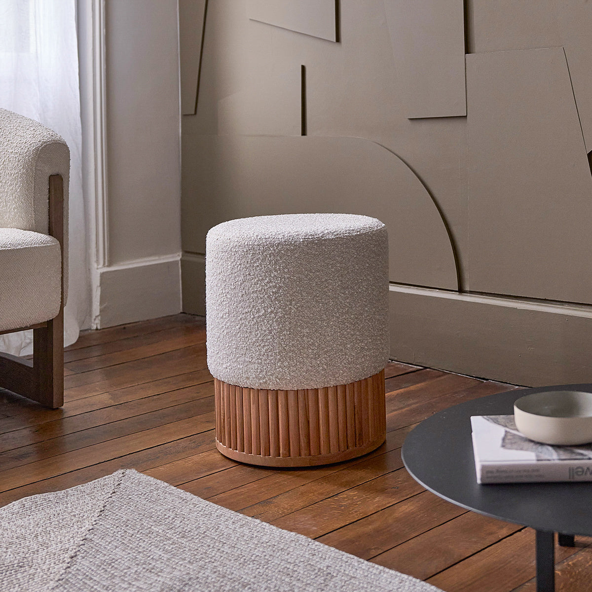Berah Getah Serene pouf teck massif bouclette blanc 38 cm